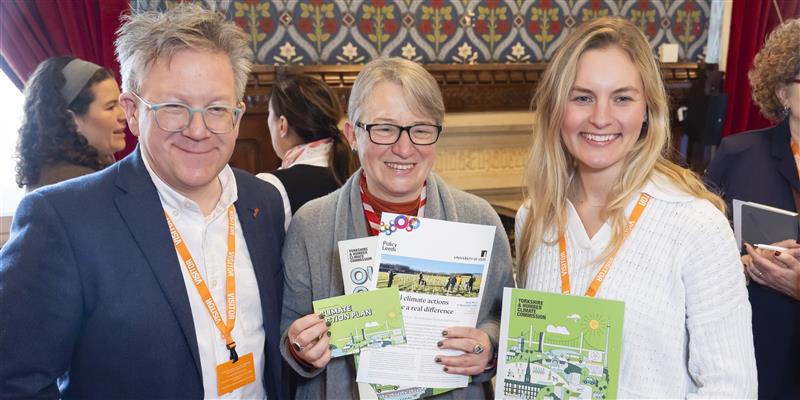 Colleagues present climate research in parliament